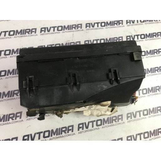 Корпус блока предохранителей Ford Focus 3 2011-2017 AV6T14A067AC